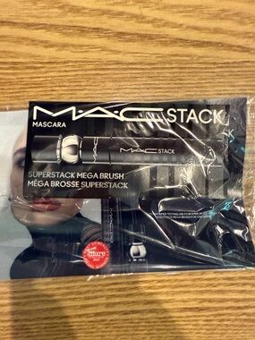 MAC Stack Superstack Mega Brush Mascara - Black smaller sample size